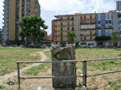 La terza, appoggiata a dei tubi di ferro...
